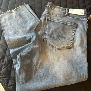 Silver Jean Calley Skinny crop, slightly distressed. Indigo. size 20
.